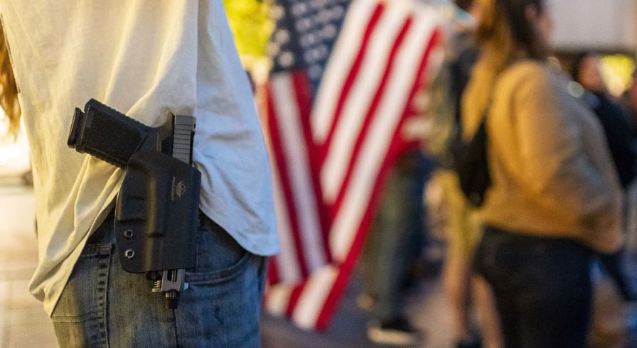 Участник молитвенного мероприятия в честь основателя Turning Point USA Чарли Кирка, застреленного во время выступления в университете Долины Юта.