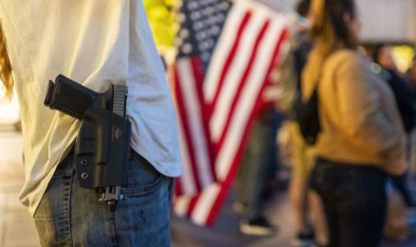 Участник молитвенного мероприятия в честь основателя Turning Point USA Чарли Кирка, застреленного во время выступления в университете Долины Юта.