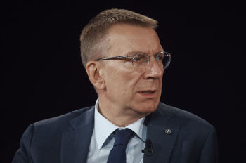 Президент Латвии Эдгар Ринкевич слушает ежегодный саммит Concordia в Нью-Йорке в понедельник, 22 сентября 2025 года.