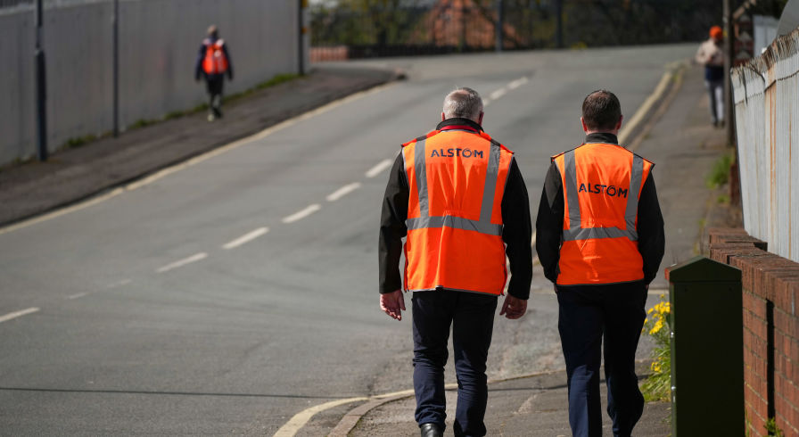 Рабочие идут возле завода по производству поездов Alstom, 16 апреля 2024 года в Дерби, Англия