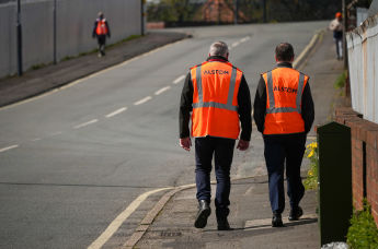 Рабочие идут возле завода по производству поездов Alstom, 16 апреля 2024 года в Дерби, Англия