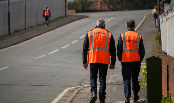 Рабочие идут возле завода по производству поездов Alstom, 16 апреля 2024 года в Дерби, Англия