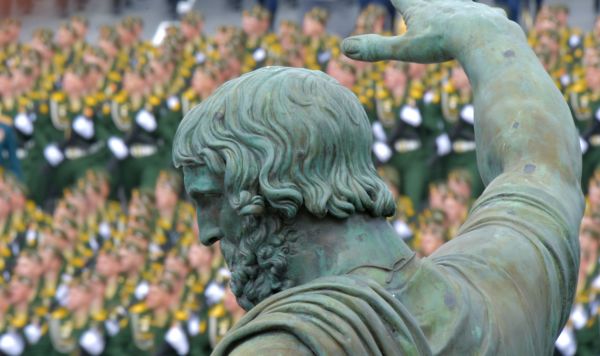 Памятник Минину и Пожарскому. Военный парад, посвященный 79-й годовщине Победы в Великой Отечественной войне Памятник Минину и Пожарскому. Военный парад, посвященный 79-й годовщине Победы в Великой Отечественной войне