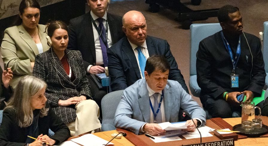 Первый заместитель постоянного представителя России при ООН Дмитрий Полянский (на первом плане)