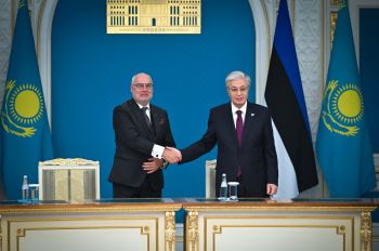 Президент Казахстана Касым-Жомарт Токаев и президент Эстонии Алар Карис во время встречи в Астане, Казахстан, 17 ноября 2025