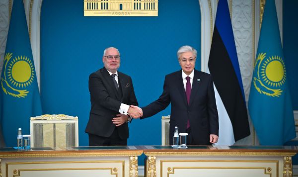 Президент Казахстана Касым-Жомарт Токаев и президент Эстонии Алар Карис во время встречи в Астане, Казахстан, 17 ноября 2025 Президент Казахстана Касым-Жомарт Токаев и президент Эстонии Алар Карис во время встречи в Астане, Казахстан, 17 ноября 2025
