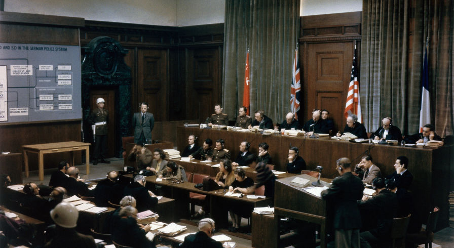 Судебный процесс над руководителем СС Эрнстом Кальтенбруннером (1903–1946, стоит слева) в зале Дворца правосудия во время Международного военного трибунала (МВТ) в Нюрнберге, Германия, 19–20 декабря 1945 года.