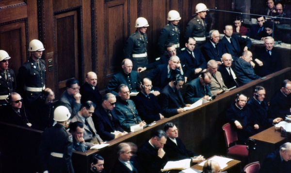 Подсудимые (в двух центральных рядах) на скамье подсудимых в зале 600 Дворца правосудия во время судебного разбирательства по делу о военных преступлениях в Международном военном трибунале (МВТ), Нюрнберг, Германия, 1946 год.