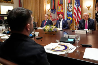 Президент США Дональд Трамп, вице-президент Джей Ди Вэнс, министр финансов Скотт Бессент и Владимир Зеленский на встрече в Белом доме