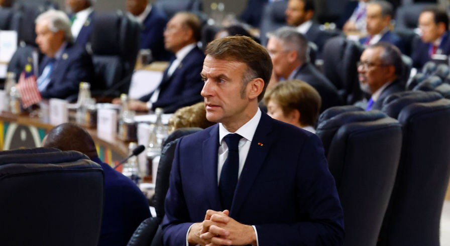Президент Франции Эмманюэль Макрон на пленарной сессии дня открытия саммита G20 в Йоханнесбурге, ЮАР, 22 ноября 2025 г.