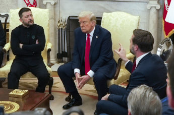 Вице-президент Джей Ди Вэнс (справа), президент Украины Владимир Зеленский (слева) и президент США Дональд Трамп в Овальном кабинете Белого дома, 28 февраля 2025 года, Вашингтон.