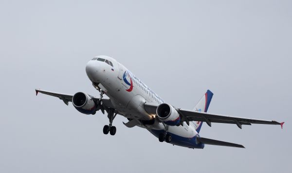 Самолет Airbus A320-214 авиакомпании "Ural Airlines" в аэропорту Храброво в Калининграде. Самолет Airbus A320-214 авиакомпании "Ural Airlines" в аэропорту Храброво в Калининграде.