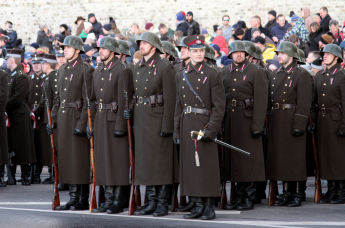 Латвийские солдаты в исторической форме стоят на военном параде в честь 100-летия образования Латвии, 18 ноября 2018 года