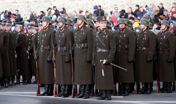 Латвийские солдаты в исторической форме стоят на военном параде в честь 100-летия образования Латвии, 18 ноября 2018 года