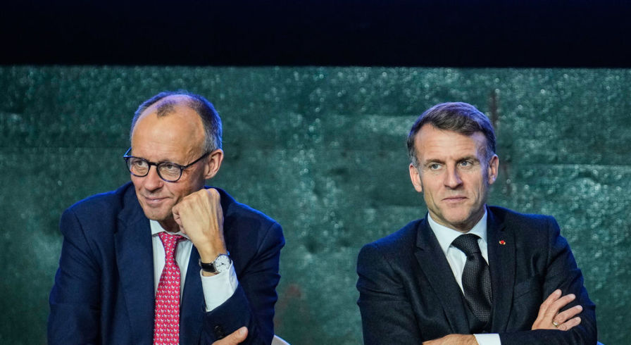 Канцлер Германии Фридрих Мерц (слева) и президент Франции Эммануэль Макрон (справа) присутствуют на встрече с группой инвесторов на Саммите по европейскому цифровому суверенитету в Берлине, Германия, во вторник, 18 ноября 2025 года
