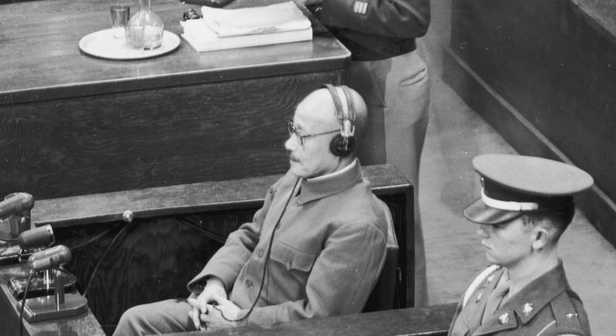 Бывший премьер-министр и министр войны Японии Хидэки Тодзё (1885–1948) дает показания в свою защиту во время процесса над Военным трибуналом по Дальнему Востоку в Токио, Япония.