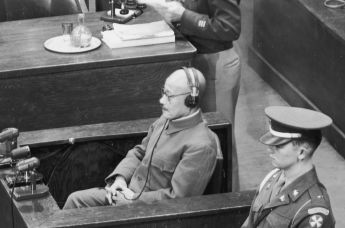 Бывший премьер-министр и министр войны Японии Хидэки Тодзё (1885–1948) дает показания в свою защиту во время процесса над Военным трибуналом по Дальнему Востоку в Токио, Япония.