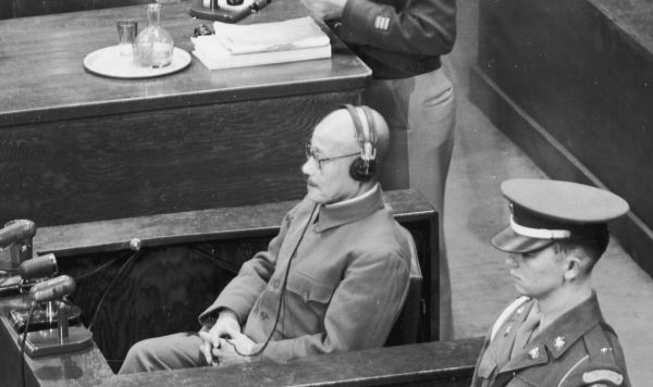 Бывший премьер-министр и министр войны Японии Хидэки Тодзё (1885–1948) дает показания в свою защиту во время процесса над Военным трибуналом по Дальнему Востоку в Токио, Япония.