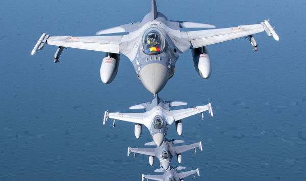истребитель F-16 ВВС Румынии (на переднем плане) и истребители F-16 ВВС Португалии, участвующие в миссии НАТО по патрулированию воздушного пространства Балтийского моря, действуют над Балтийским морем и воздушным пространством Литвы
