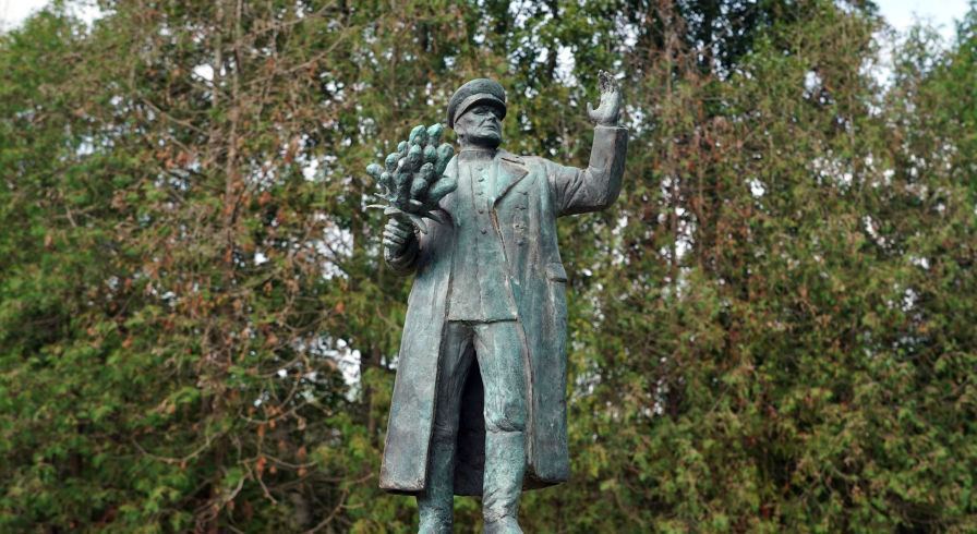 Скульптура "Памятник маршалу Коневу" в парке исторических миниатюр "Спасенная Европа"