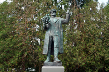 Скульптура "Памятник маршалу Коневу" в парке исторических миниатюр "Спасенная Европа"