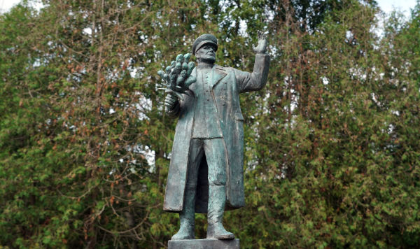 Скульптура "Памятник маршалу Коневу" в парке исторических миниатюр "Спасенная Европа"