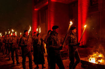 Литовские солдаты несут факелы накануне 35-й годовщины Дня защитников свободы на площади Независимости в Вильнюсе, Литва, в понедельник, 12 января 2026 года.