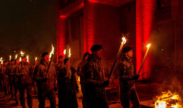 Литовские солдаты несут факелы накануне 35-й годовщины Дня защитников свободы на площади Независимости в Вильнюсе, Литва, в понедельник, 12 января 2026 года. Литовские солдаты несут факелы накануне 35-й годовщины Дня защитников свободы на площади Независимости в Вильнюсе, Литва, в понедельник, 12 января 2026 года.