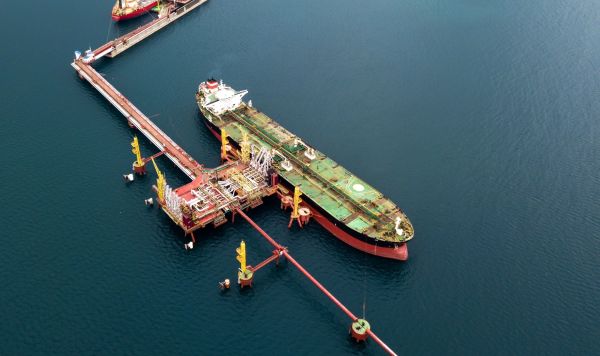 Танкер у нефтяного терминала "Шесхарис" в Новороссийске