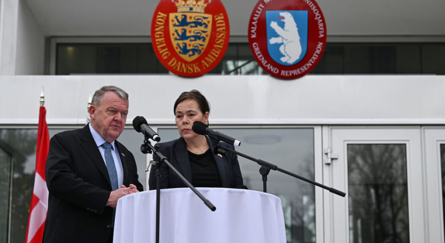 Министр иностранных дел Дании Ларс Лёкке Расмуссен и министр иностранных дел Гренландии Вивиан Моцфельдт выступают на пресс-конференции в посольстве Дании в Вашингтоне в среду, 14 января 2026 года. (Фото AP/Джон Макдоннелл)