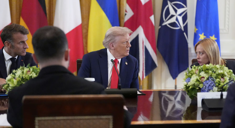 Президент Дональд Трамп (в центре) беседует с премьер-министром Италии Джорджией Мелони (справа) и президентом Франции Эммануэлем Макроном (слева) во время встречи в Восточном зале Белого дома