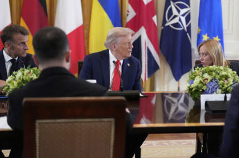 Президент Дональд Трамп (в центре) беседует с премьер-министром Италии Джорджией Мелони (справа) и президентом Франции Эммануэлем Макроном (слева) во время встречи в Восточном зале Белого дома