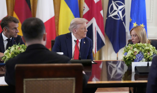 Президент Дональд Трамп (в центре) беседует с премьер-министром Италии Джорджией Мелони (справа) и президентом Франции Эммануэлем Макроном (слева) во время встречи в Восточном зале Белого дома Президент Дональд Трамп (в центре) беседует с премьер-министром Италии Джорджией Мелони (справа) и президентом Франции Эммануэлем Макроном (слева) во время встречи в Восточном зале Белого дома