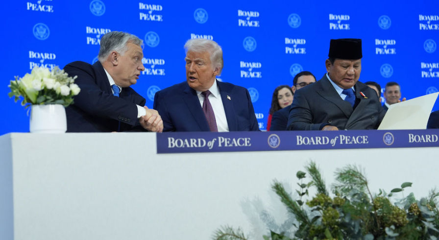 Президент Дональд Трамп (в центре), премьер-министр Венгрии Виктор Орбан (слева) и президент Индонезии Прабово Субинато во время подписания устава Совета мира на ежегодном заседании Всемирного экономического форума в Давосе, Швейцария, в четверг, 22 января 2026 года.