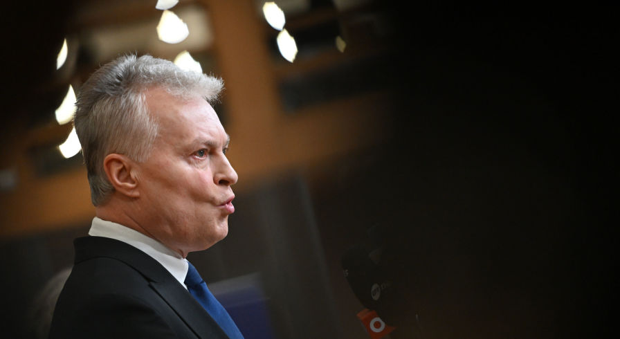 Президент Литвы Гитанас Науседа общается с представителями СМИ по прибытии на саммит ЕС в Брюссель, четверг, 22 января 2026 года.