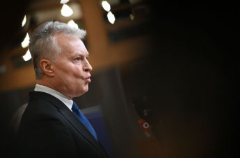 Президент Литвы Гитанас Науседа общается с представителями СМИ по прибытии на саммит ЕС в Брюссель, четверг, 22 января 2026 года.