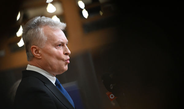 Президент Литвы Гитанас Науседа общается с представителями СМИ по прибытии на саммит ЕС в Брюссель, четверг, 22 января 2026 года.