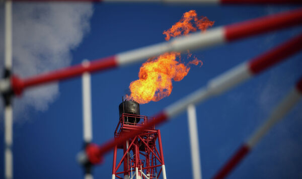 Газовый факел морской нефтеперерабатывающей платформы "Приразломная"
