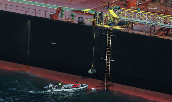 Франция задержала в нейтральных водах танкер Boracay, шедший под флагом Бенина. Его посчитали частью российского "теневого флота", который перевозит нефть в обход санкций