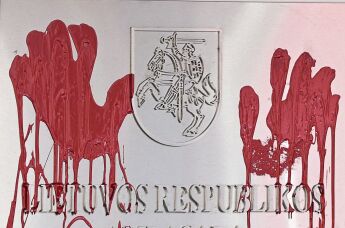 Двери в посольство Литвы в России облили красной краской 