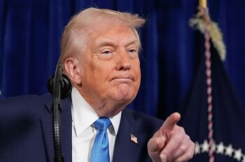 Президент Дональд Трамп указывает на репортера, чтобы задать вопрос во время пресс-конференции в Мар-а-Лаго, Палм-Бич, Флорида