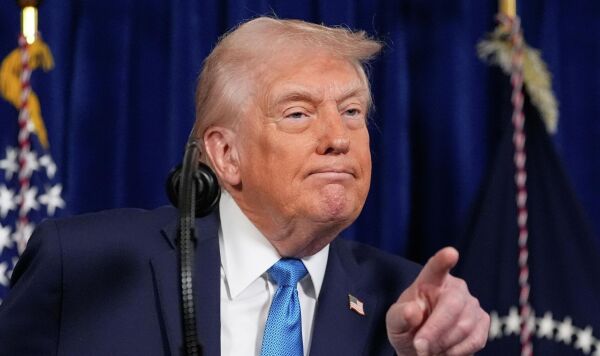 Президент Дональд Трамп указывает на репортера, чтобы задать вопрос во время пресс-конференции в Мар-а-Лаго, Палм-Бич, Флорида