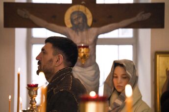 Верующие во время всенощного бдения в храме Успения Божией Матери во Владивостоке.