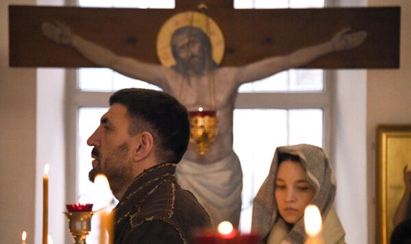 Верующие во время всенощного бдения в храме Успения Божией Матери во Владивостоке.