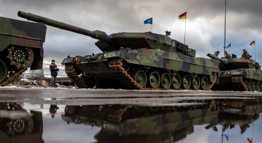 Основные боевые танки бундесвера Leopard 2A6 на репетиции парада по случаю Дня вооруженных сил Литвы, Вильнюс, 24 ноября 2023 г.