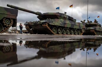 Основные боевые танки бундесвера Leopard 2A6 на репетиции парада по случаю Дня вооруженных сил Литвы, Вильнюс, 24 ноября 2023 г.
