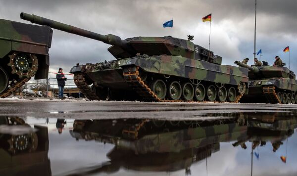 Основные боевые танки бундесвера Leopard 2A6 на репетиции парада по случаю Дня вооруженных сил Литвы, Вильнюс, 24 ноября 2023 г.