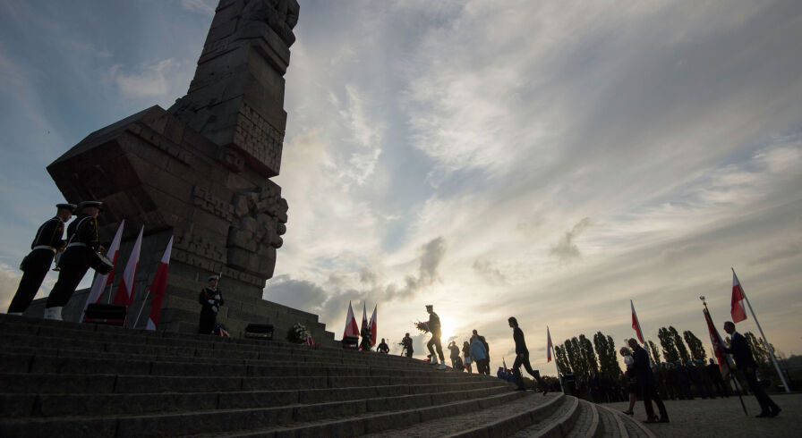 Памятник Защитникам Побережья (Pomnik Obrońców Wybrzeża) посвященный польским солдатам, которые 1 сентября 1939 года приняли здесь первый бой Второй мировой войны.