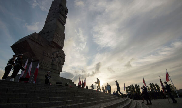 Памятник Защитникам Побережья (Pomnik Obrońców Wybrzeża) посвященный польским солдатам, которые 1 сентября 1939 года приняли здесь первый бой Второй мировой войны.