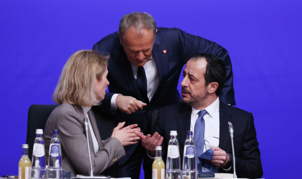 Глава внешнеполитического ведомства Европейского союза Кая Каллас (слева) беседует с президентом Кипра Никосом Христодулидисом (справа) и премьер-министром Польши Дональдом Туском во время круглого стола в рамках саммита ЕС. Глава внешнеполитического ведомства Европейского союза Кая Каллас (слева) беседует с президентом Кипра Никосом Христодулидисом (справа) и премьер-министром Польши Дональдом Туском во время круглого стола в рамках саммита ЕС.